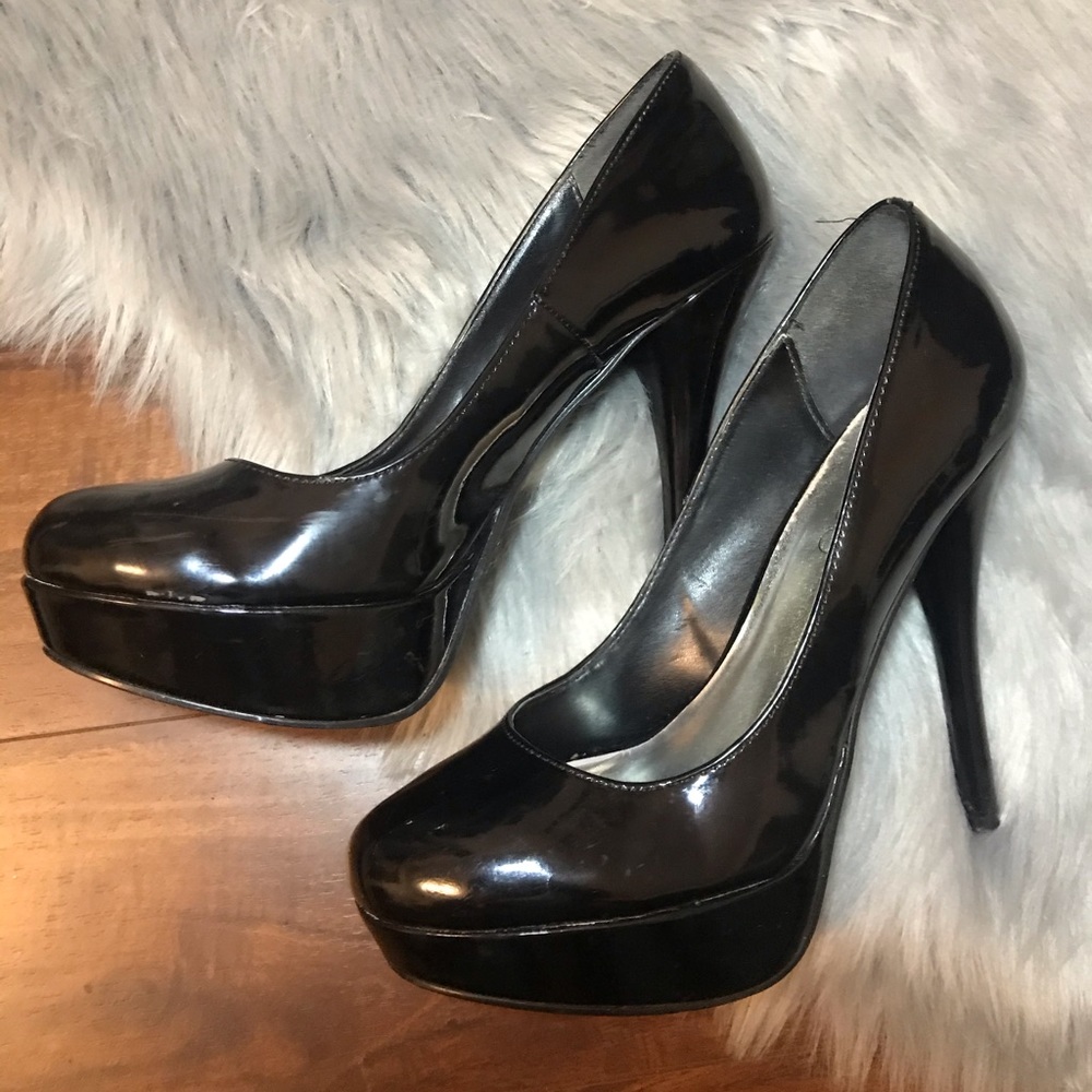 Black pumps